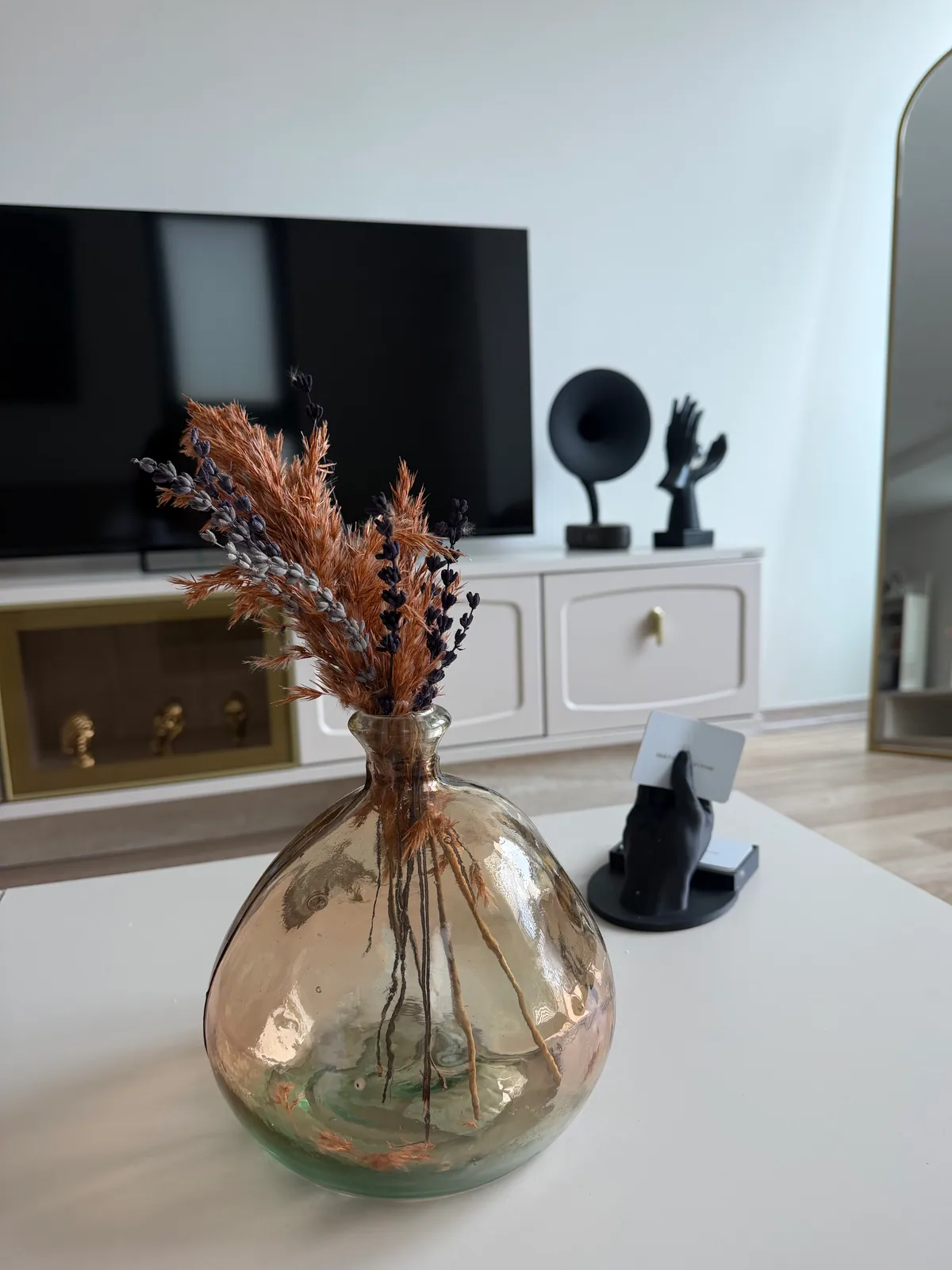 Ofisten cam vazo ve kuru çiçeklerle sakin bir detay